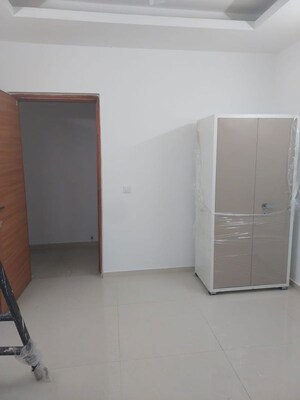 Room in 3 BHK Apartment at Omaxe Lake, North Mullanpur – for Rent