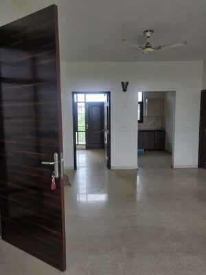 Room in 3.5 BHK Builder Floor at Omaxe Lake, North Mullanpur – for Sale