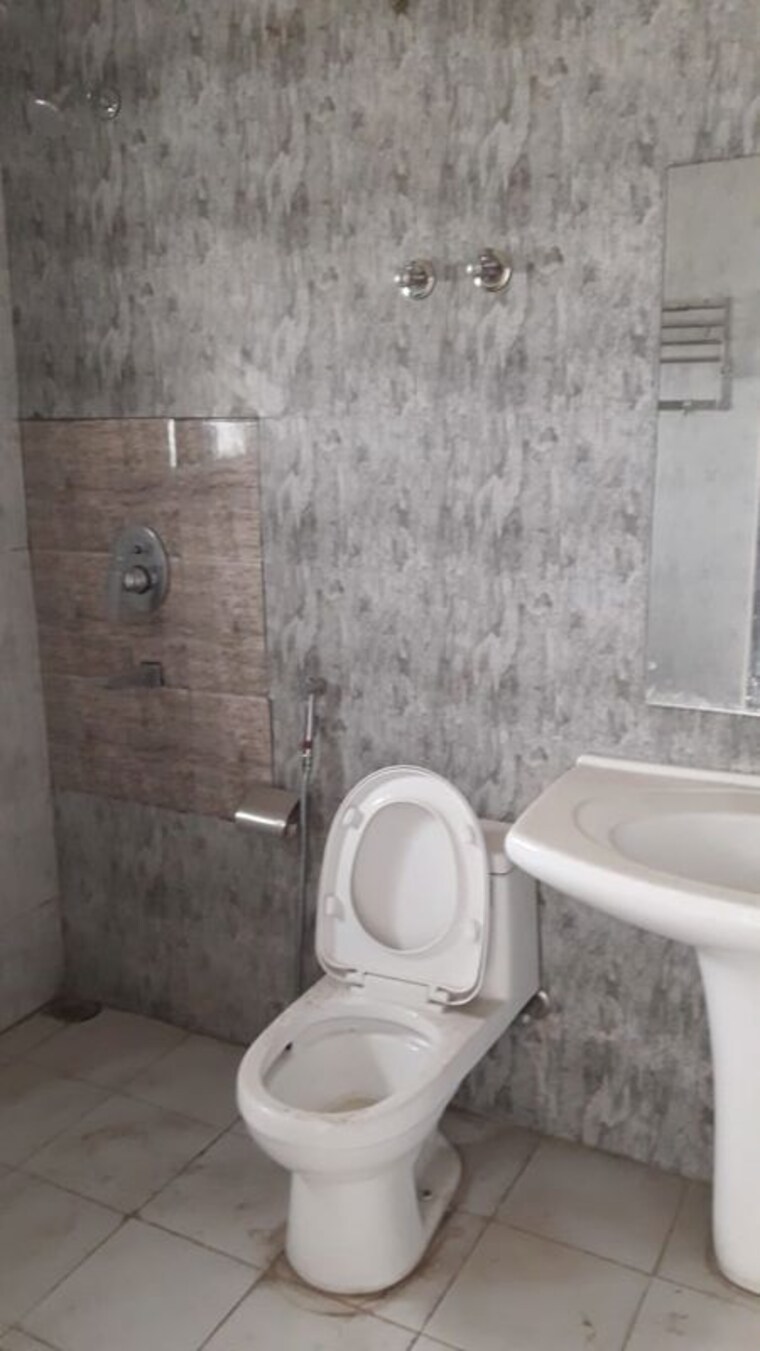 Bathroom, omaxe-silver-birch 3 Bedroom 1640 Sq.Ft. Builder Floor In North Mullanpur Chandigarh 10206060
