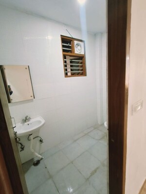 Furnished Amenities in 2 BHK Apartment at Saket – for Rent