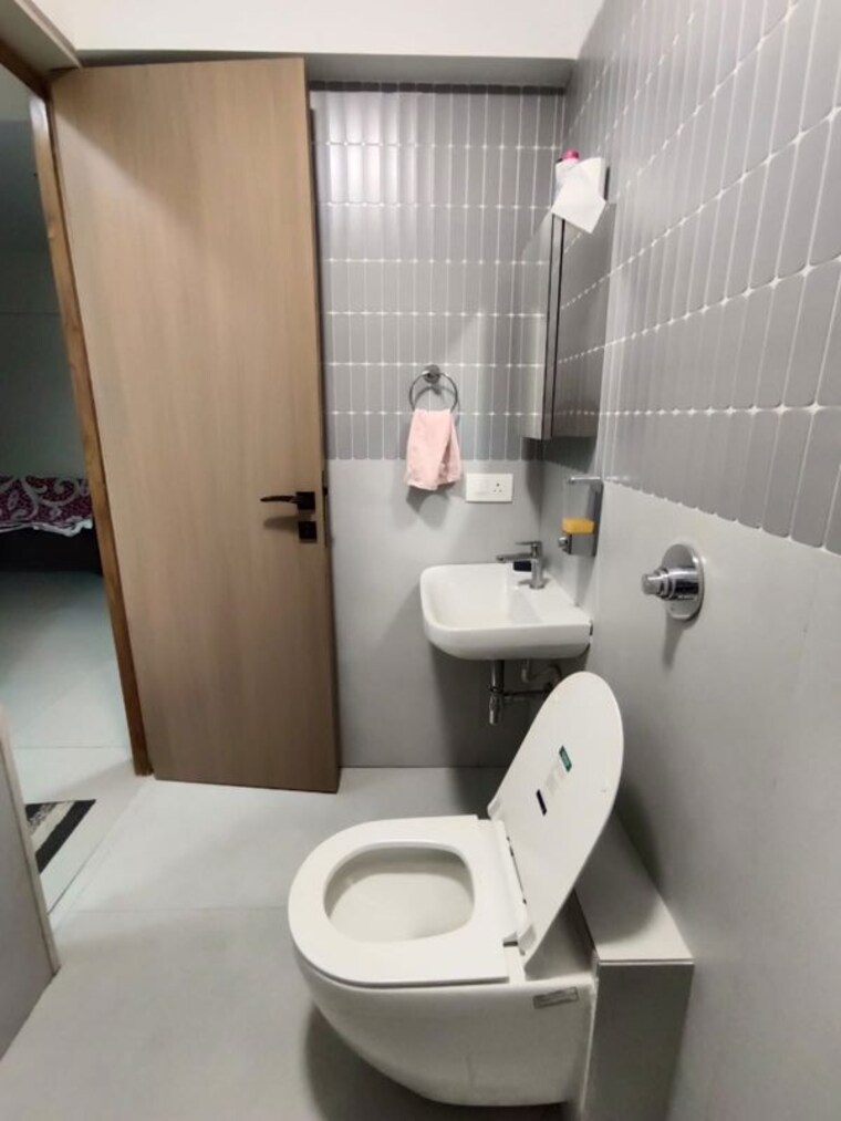 Bathroom, mahavir-arham-mourya 2 Bedroom 750 Sq.Ft. Apartment In Chembur Mumbai 10206224