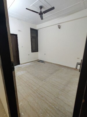 Room in 4 BHK Builder Floor at Green Fields Colony – for Rent