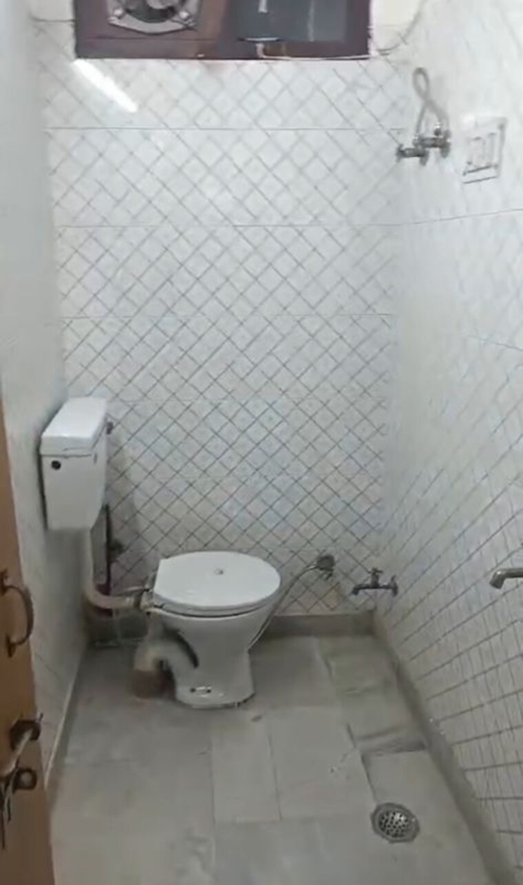Bathroom, baljit nagar 1 Bedroom 400 Sq.Ft. Builder Floor In Baljit Nagar Delhi 10206263