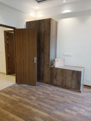 Room in 3 BHK Apartment at Suncity Vatsal Valley, Gwal Pahari – for Rent