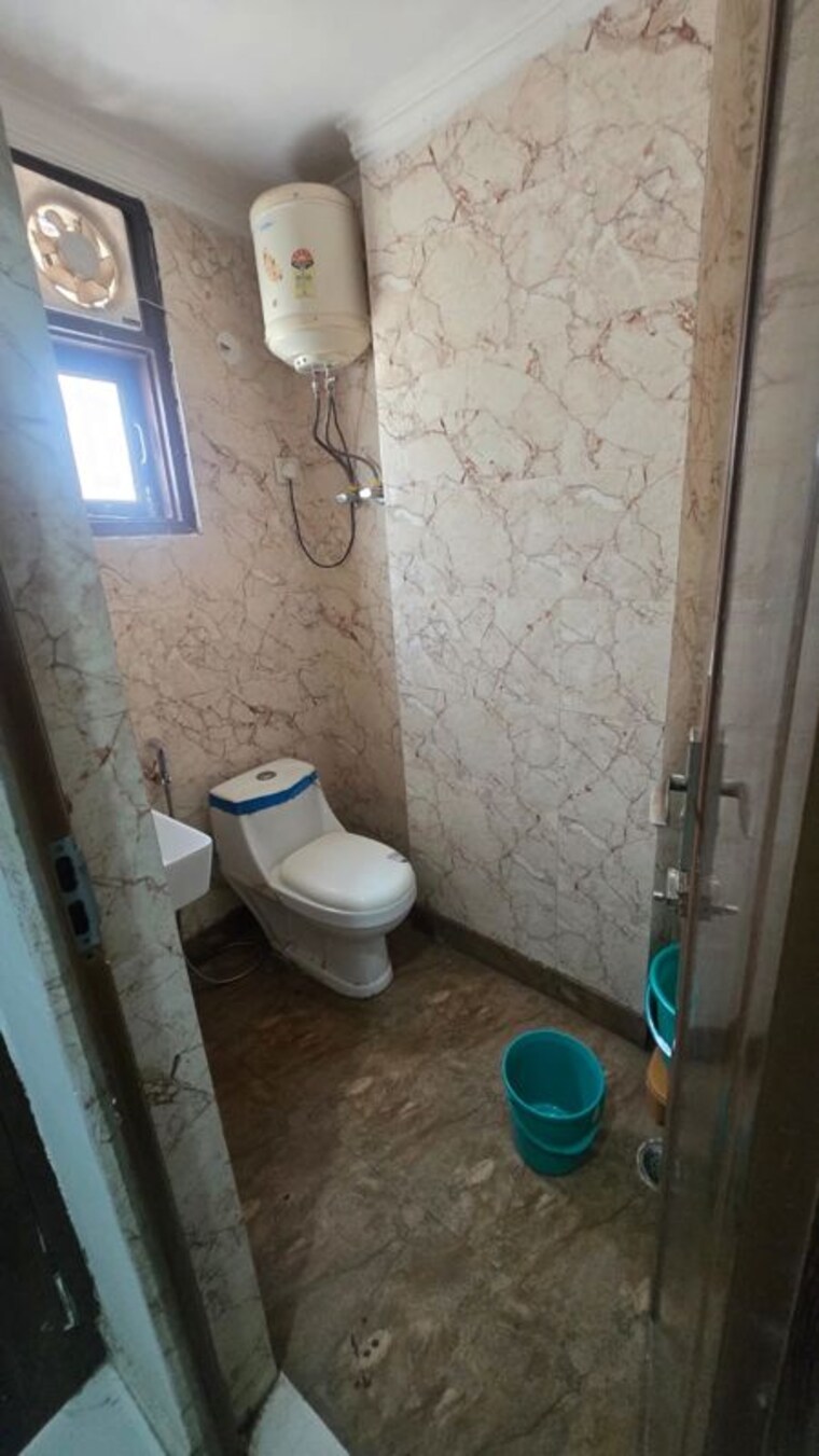 Bathroom, freedom fighters enclave 1 Bedroom 350 Sq.Ft. Apartment In Freedom Fighters Enclave Delhi 10206282