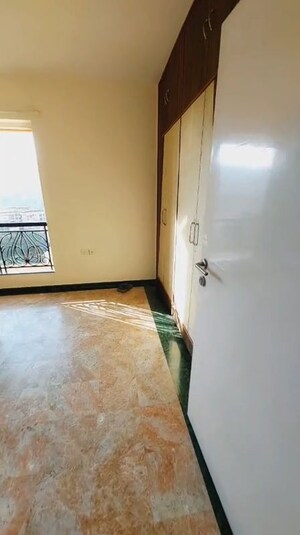 Room in 2 BHK Apartment at Hiranandani Meadows, Manpada – for Rent