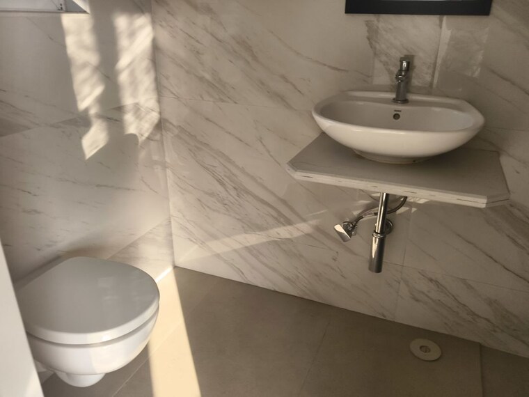 Bathroom, vile parle west 1.5 Bedroom 550 Sq.Ft. Apartment In Vile Parle West Mumbai 10206301