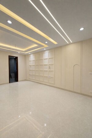 Room in 4 BHK Builder Floor at Uppal Southend, Sector 49 – for Sale