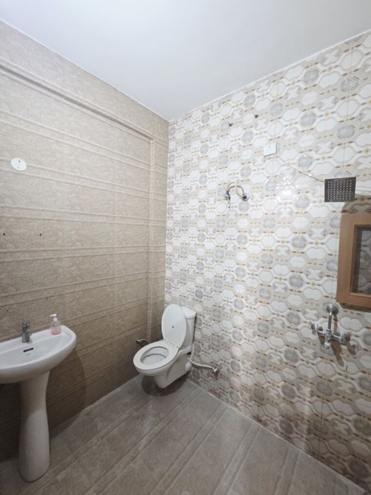 Bathroom, dhakoli 3 Bedroom 150 Sq.Yd. Apartment In Dhakoli Zirakpur 10206444