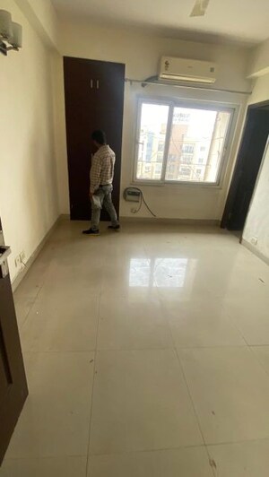 Room in 3.5 BHK Apartment at Uppal Plumeria Garden Estate, Omicron Iii Greater Noida – for Rent
