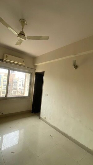 Room in 3.5 BHK Apartment at Uppal Plumeria Garden Estate, Omicron Iii Greater Noida – for Rent