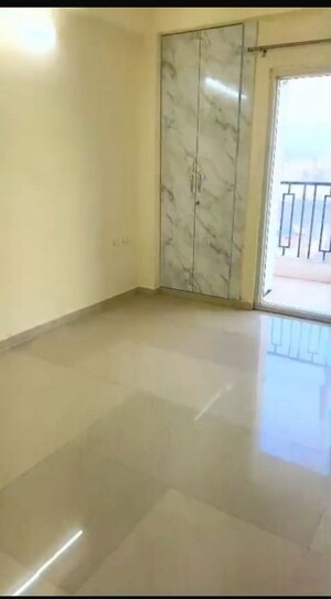 Room in 2 BHK Apartment at Windsor Paradise 2, Raj Nagar Extension – for Rent