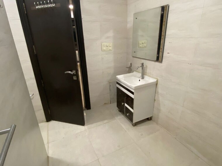 Bathroom, rajouri garden 3 Bedroom 200 Sq.Yd. Builder Floor In Rajouri Garden Delhi 10206525