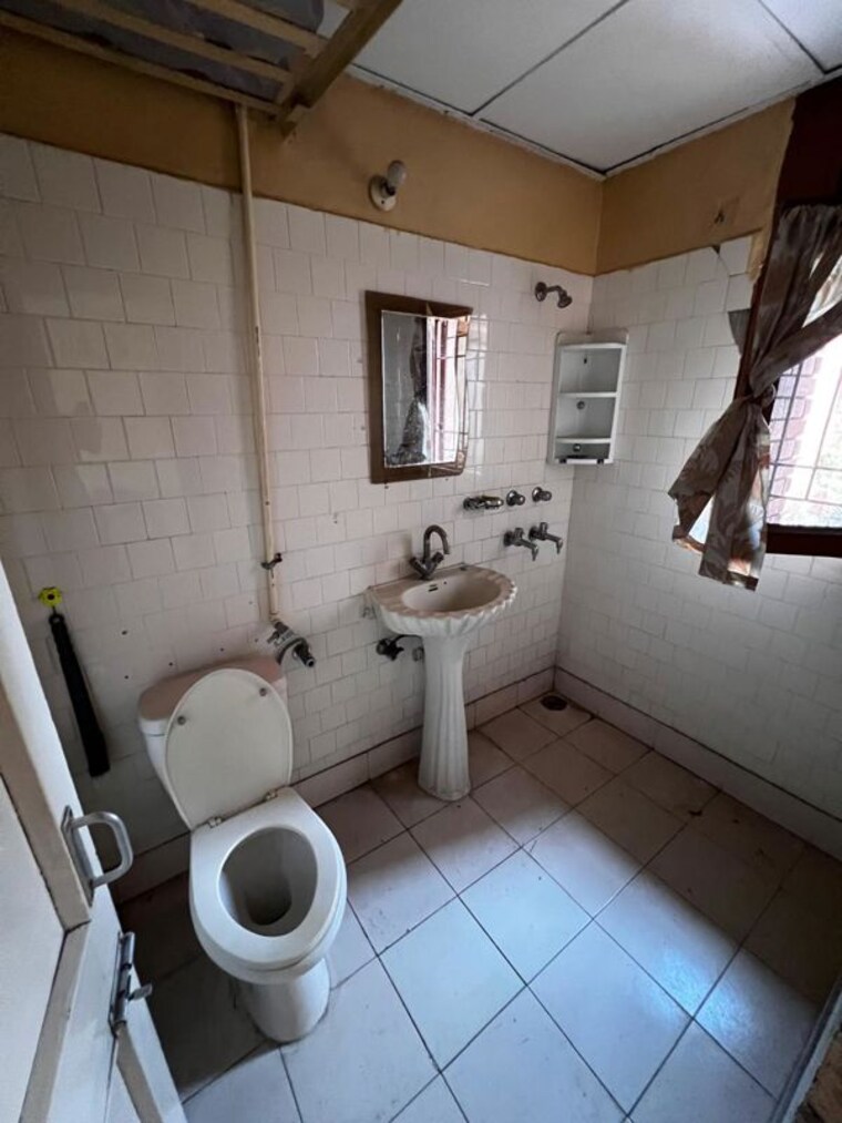 Bathroom, panchkula urban estate 2 Bedroom 1080 Sq.Ft. Apartment In Panchkula Urban Estate Panchkula 10206527