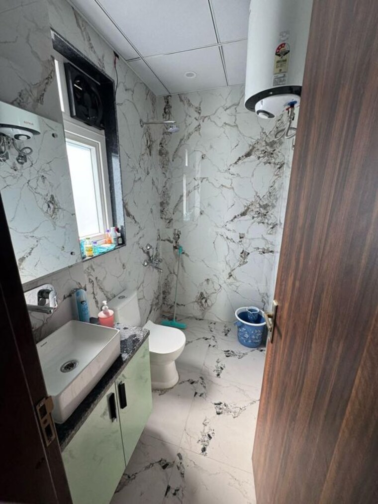 Bathroom, ansal-plaza-sector-23 1.5 Bedroom 850 Sq.Ft. Builder Floor In Sector 23 Gurgaon 10206540