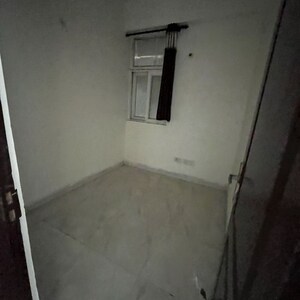 Room in 2.5 BHK Apartment at Amrapali Zodiac, Sector 120 – for Rent