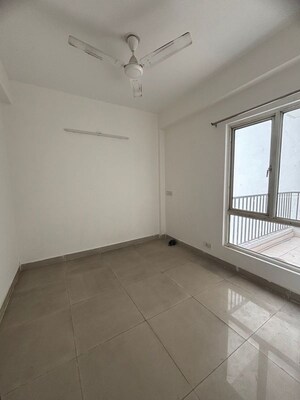 Room in 3 BHK Apartment at Panchsheel Greens II, Sector 16 Greater Noida – for Sale