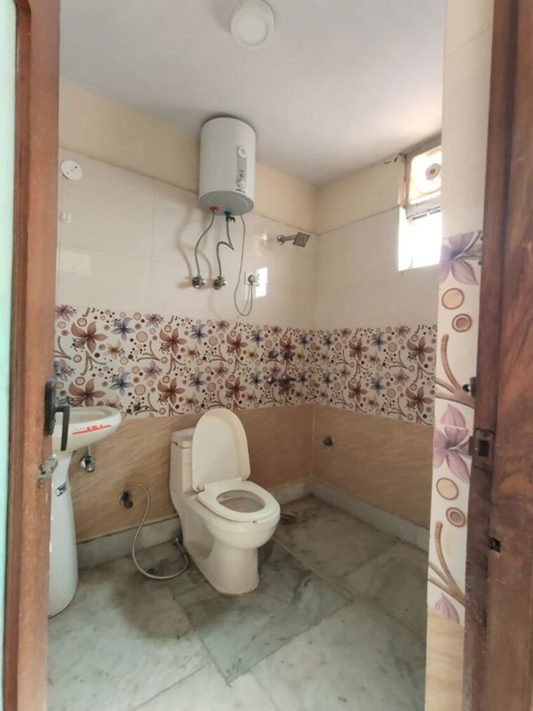 Bathroom, mahagun-mosaic 3 Bedroom 1350 Sq.Ft. Apartment In Vaishali Sector 4 Ghaziabad 10108277