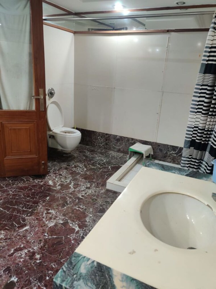 Bathroom, east of kailash 1 Bedroom 1350 Sq.Ft. Builder Floor In East Of Kailash Delhi 10206671