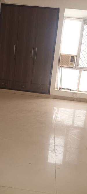 Room in 3.5 BHK Apartment at Ramprastha Pearl Court, Vaishali Sector 7 – for Sale