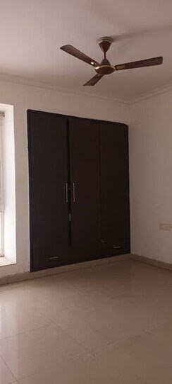 3.5 BHK + Servant Room Apartment For Sale in Ramprastha Pearl Court