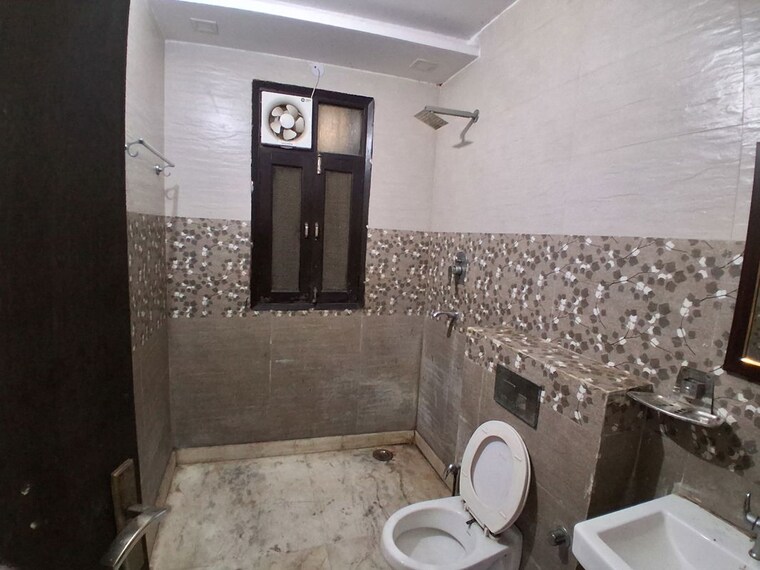 Bathroom, rajouri garden 4 Bedroom 190 Sq.Yd. Builder Floor In Rajouri Garden Delhi 10206673