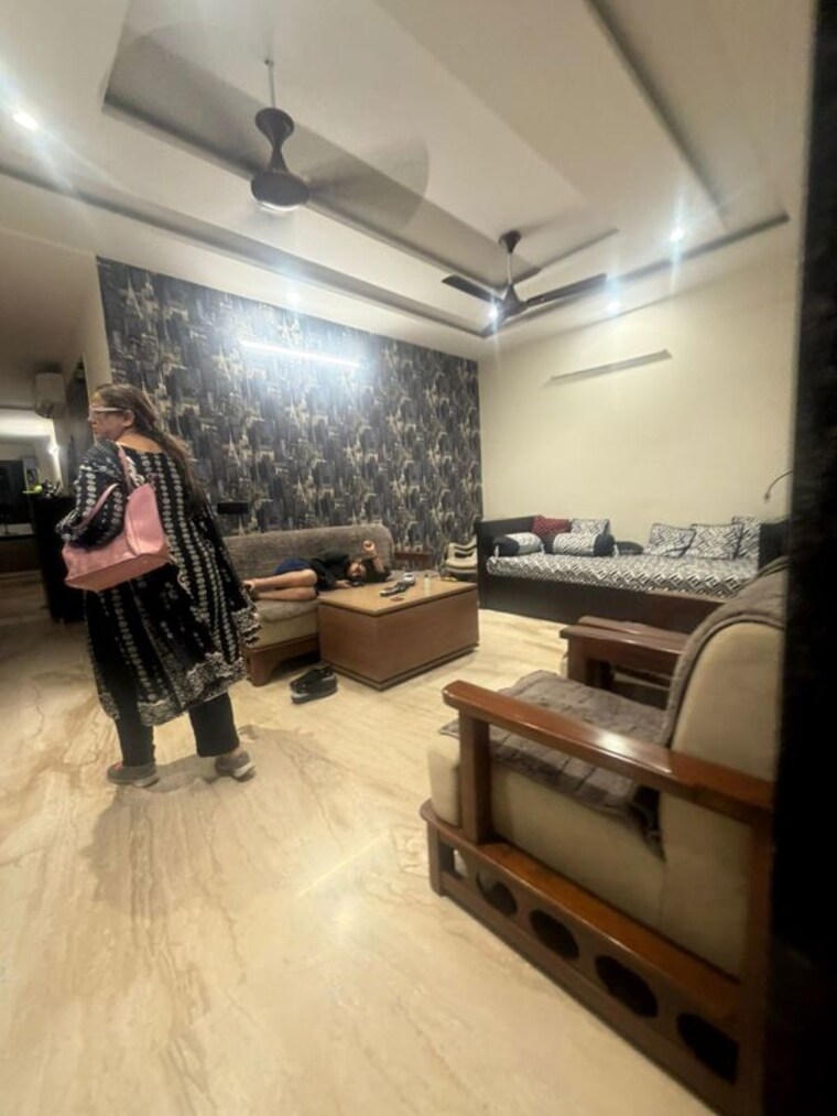 Living Room, sector 15 3 Bedroom 250 Sq.Yd. Builder Floor In Sector 15 Gurgaon 10206751
