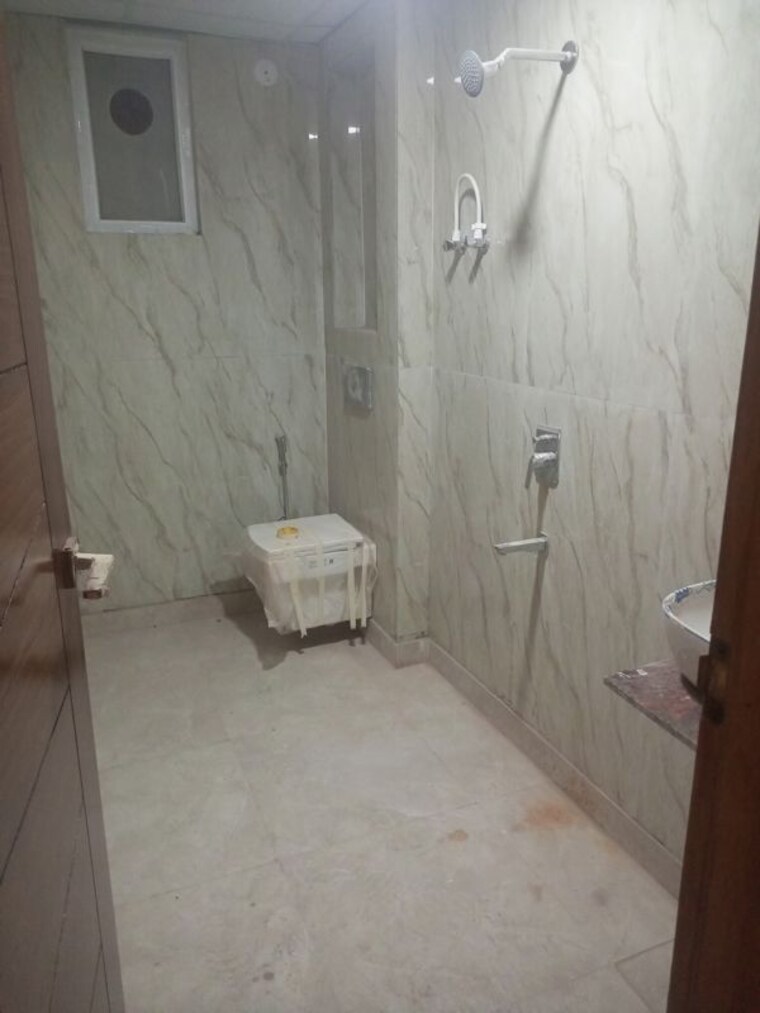 Bathroom, sector 73 1 Bedroom 650 Sq.Ft. Builder Floor In Sector 73 Noida 10206816