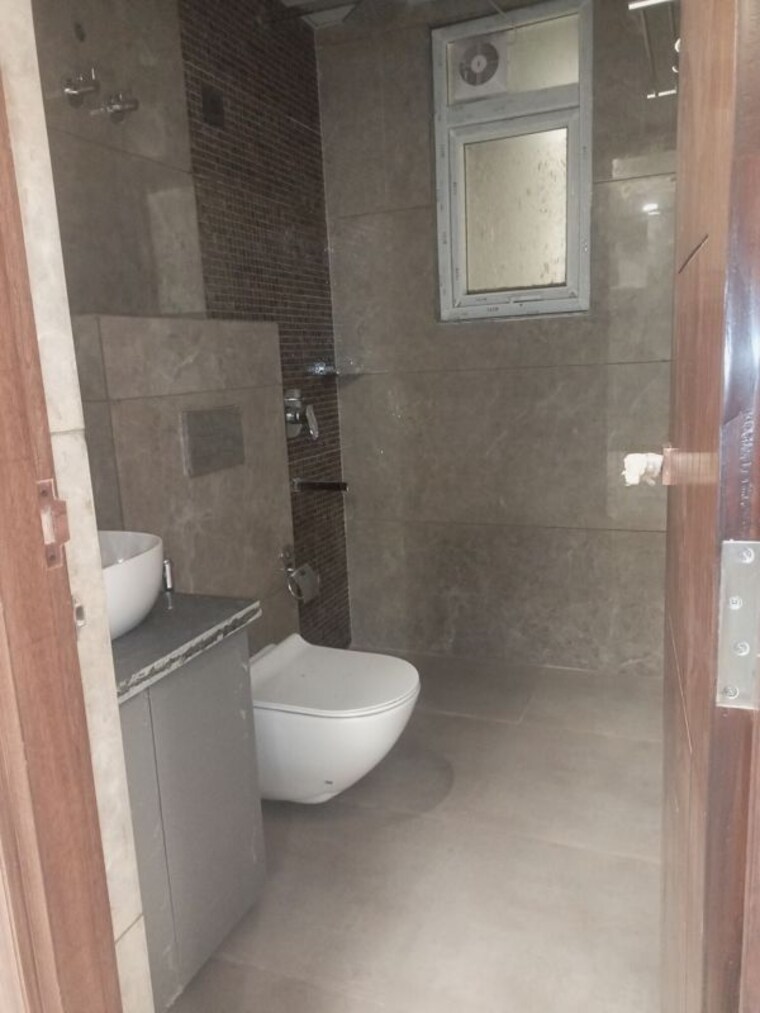 Bathroom, sector 73 1 Bedroom 650 Sq.Ft. Builder Floor In Sector 73 Noida 10206816