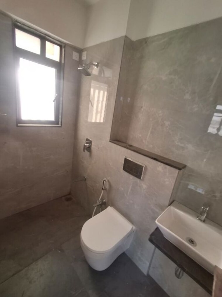 Bathroom, gurukripa-building 1 Bedroom 552 Sq.Ft. Apartment In Chembur Mumbai 10206809