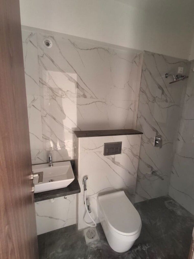 Bathroom, gurukripa-building 1 Bedroom 552 Sq.Ft. Apartment In Chembur Mumbai 10206809