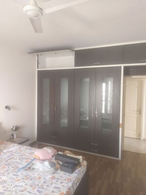 Room in 3 BHK Apartment at DLF Oakwood Estate, Dlf Phase ii – for Rent