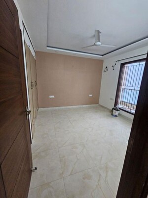 Room in 3 BHK Builder Floor at Sector 46 – for Rent