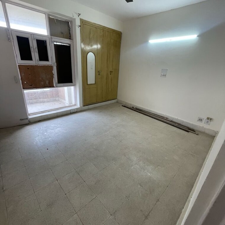 Room, sector 21d 3 Bedroom 350 Sq.Yd. Builder Floor In Sector 21d Faridabad 10206871