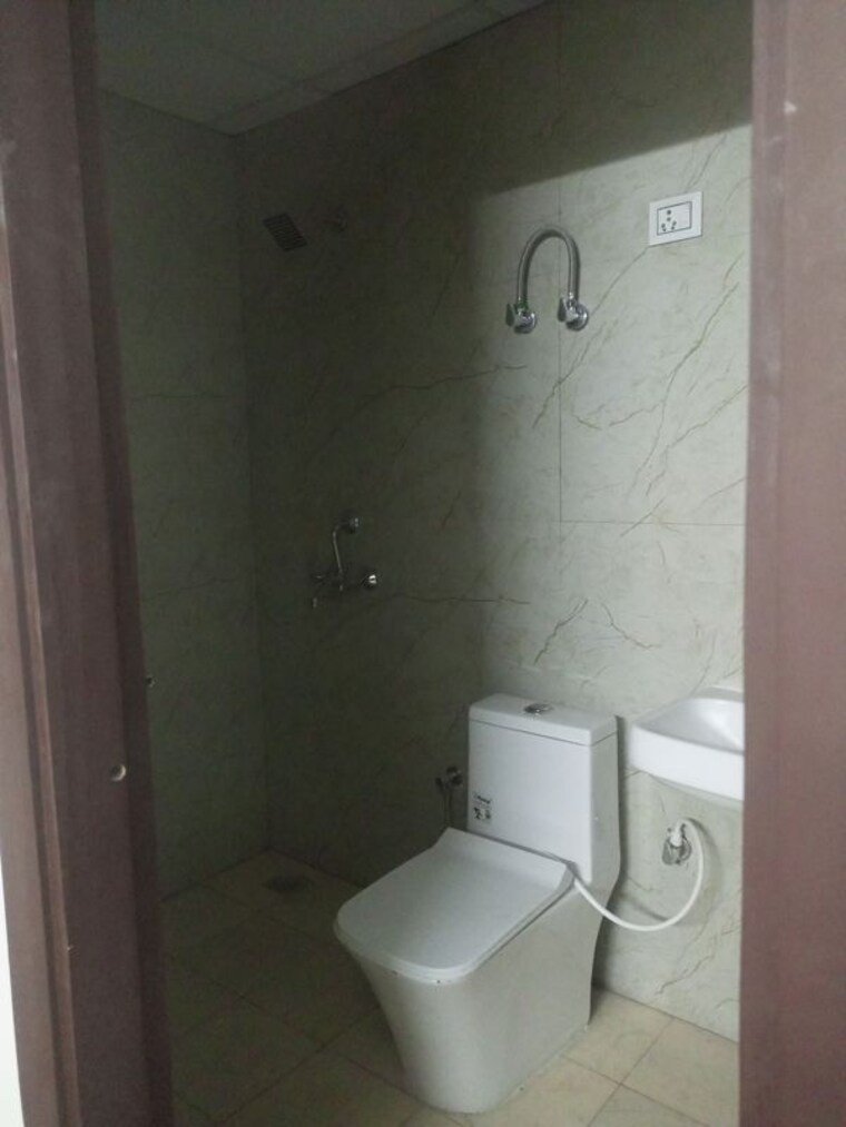 Bathroom, sector 73 1 Bedroom 600 Sq.Ft. Builder Floor In Sector 73 Noida 10206873