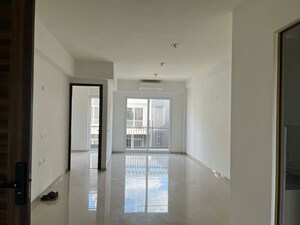 Room in 3 BHK Builder Floor at Smart World Orchard, Sector 61 – for Rent