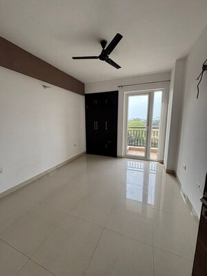 Room in 3.5 BHK Apartment at Shalimar Vista, Gomti Nagar – for Rent