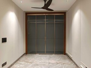 Room in 6 BHK Villa at Green Park – for Sale