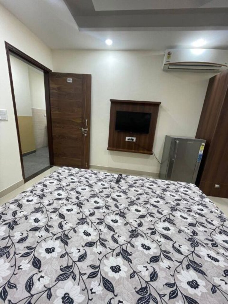 Bedroom, dlf-qerwa 1 RK 300 Sq.Ft. Builder Floor In Sector 28 Gurgaon 10207180
