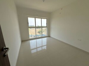 Room in 1.5 BHK Apartment at Lodha Amara, Kolshet Road – for Sale