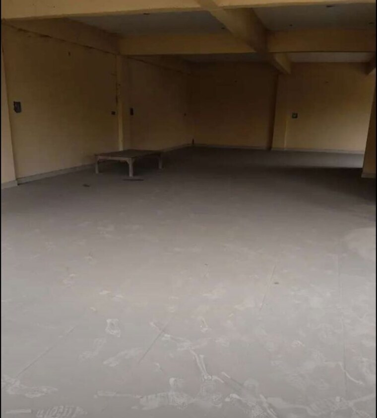 Room, hazratganj Commercial Office Space 1800 Sq.Ft. In Hazratganj Lucknow 10207319