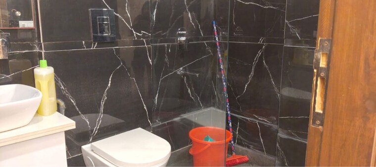 Bathroom, new rajinder nagar 3 Bedroom 128 Sq.Yd. Builder Floor In New Rajinder Nagar Delhi 10207328