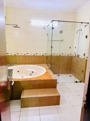 Bathroom in 6+ BHK Penthouse at Parsvnath Green Ville, Sector 48 – for Sale