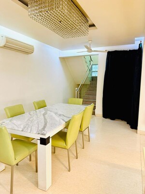 Master Bedroom in 6+ BHK Penthouse at Parsvnath Green Ville, Sector 48 – for Sale