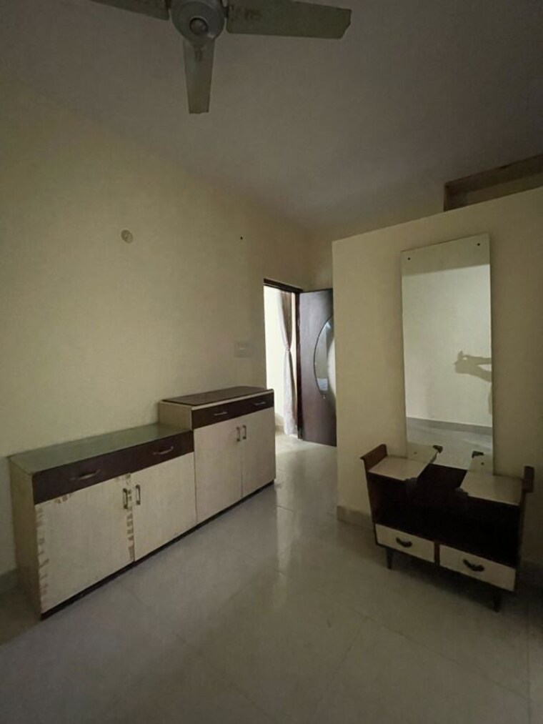 Room, lajpat nagar 2 Bedroom 100 Sq.Yd. Builder Floor In Lajpat Nagar Delhi 10205268