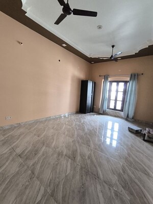 Room in 4 BHK Independent House at Turner Road – for Rent