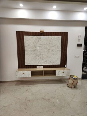 Room in 3 BHK Builder Floor at Smart World Orchard, Sector 61 – for Rent