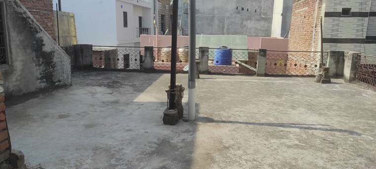 Terrace, burari 4 Bedroom 120 Sq.Yd. Independent House In Burari Delhi 10207429