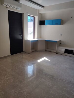 Room in 3 BHK Builder Floor at Unitech South City 1, South City 1 – for Rent