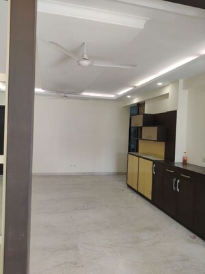 Room in 3 BHK Builder Floor at Unitech South City 1, South City 1 – for Rent
